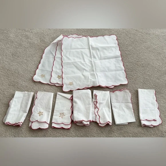 Vintage Embroidered Christmas Tablecloth with Matching Napkins. - Picture 11 of 11